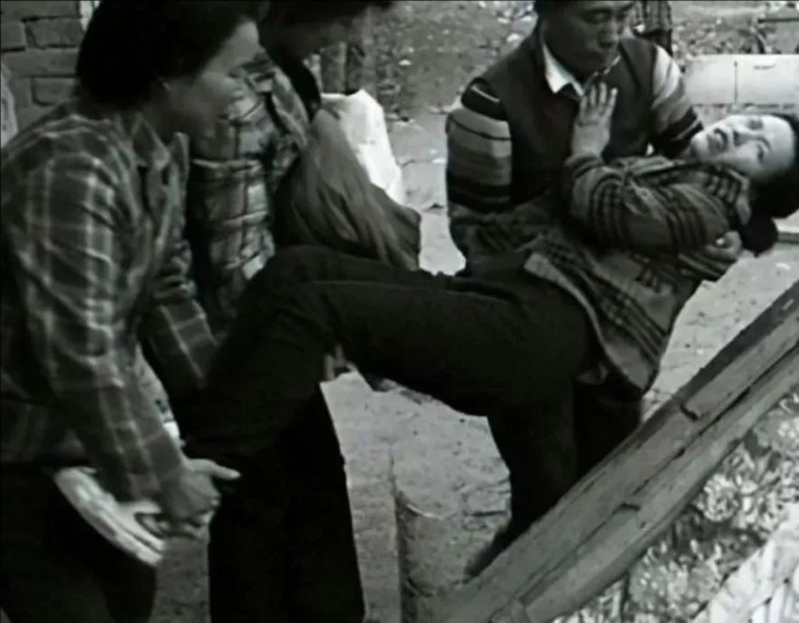 90年代末的时候,因为实施计划生育,不少女性结扎完后的场景.