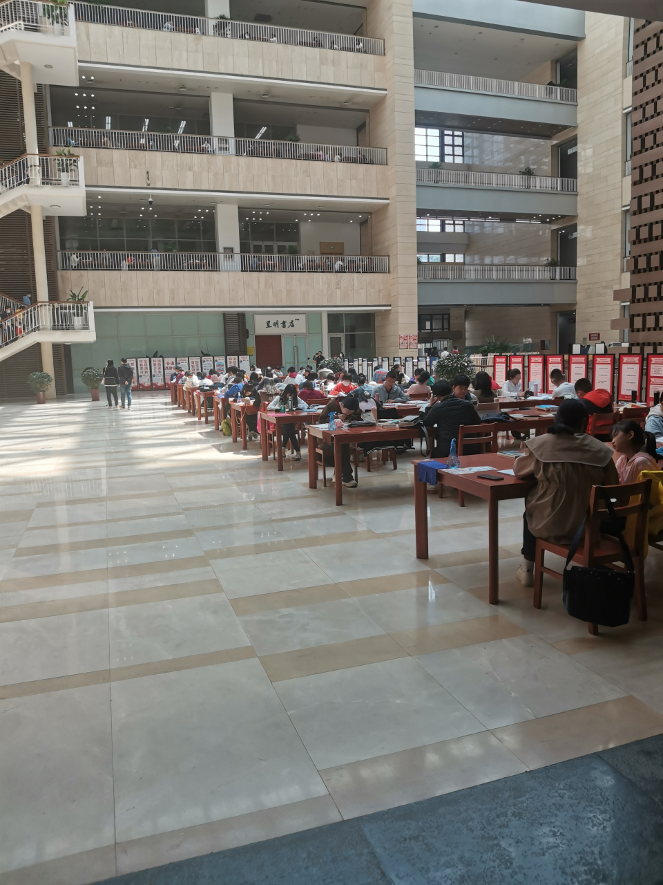 第一次,闲逛河北省图书馆, 真是一个读书的宝藏之地.