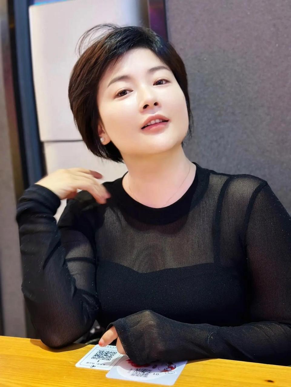 天庭饱满地阁方圆的性感美女:圆润饱满的脸庞,丰腴健硕的身材,敏锐的