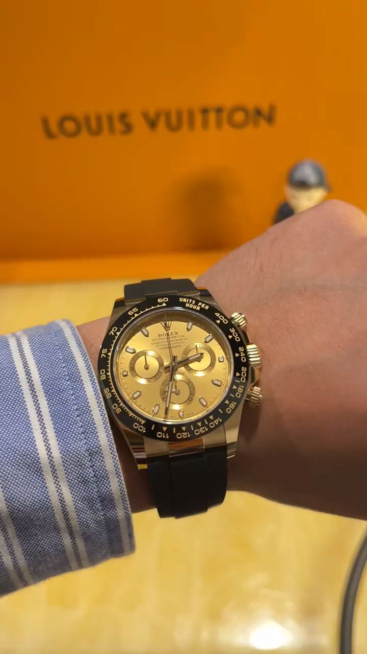 劳力士余文乐金胶迪上手展示吸晴又鲜艳,不愧是百年文化艺术传承的