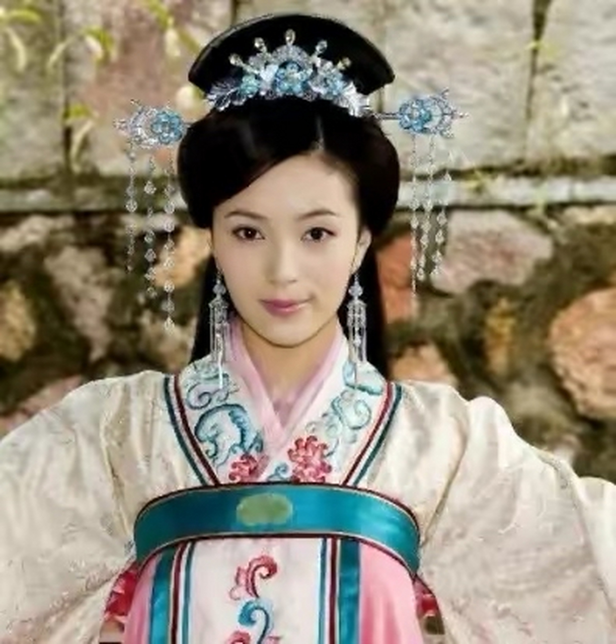 宝安公主粉面含春,好不容易盼来了许久未见得丈夫,她正想借此机会与他