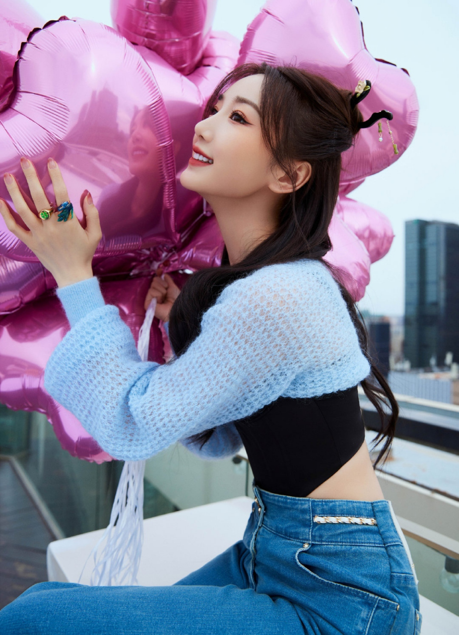 毛晓彤# 甜美清纯的容颜,五官精致立体,白皙细嫩的肩颈线,妩媚多姿