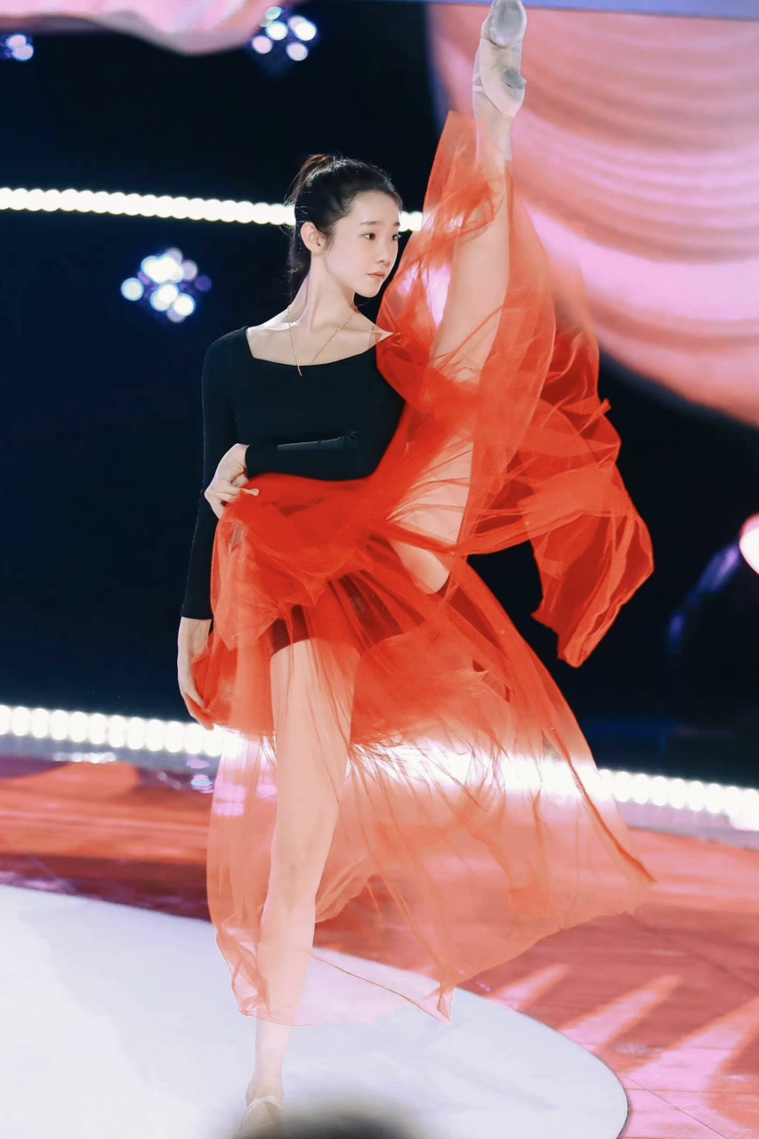 张艺凡跳芭蕾出身,舞蹈基础特别好!