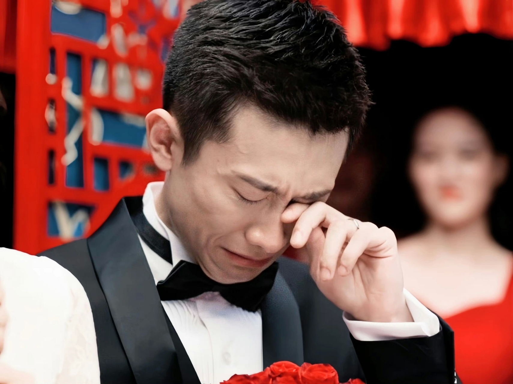 关晓彤张一山新剧结婚现场图也太好看了吧,导演太会拍了,隔着屏幕都好