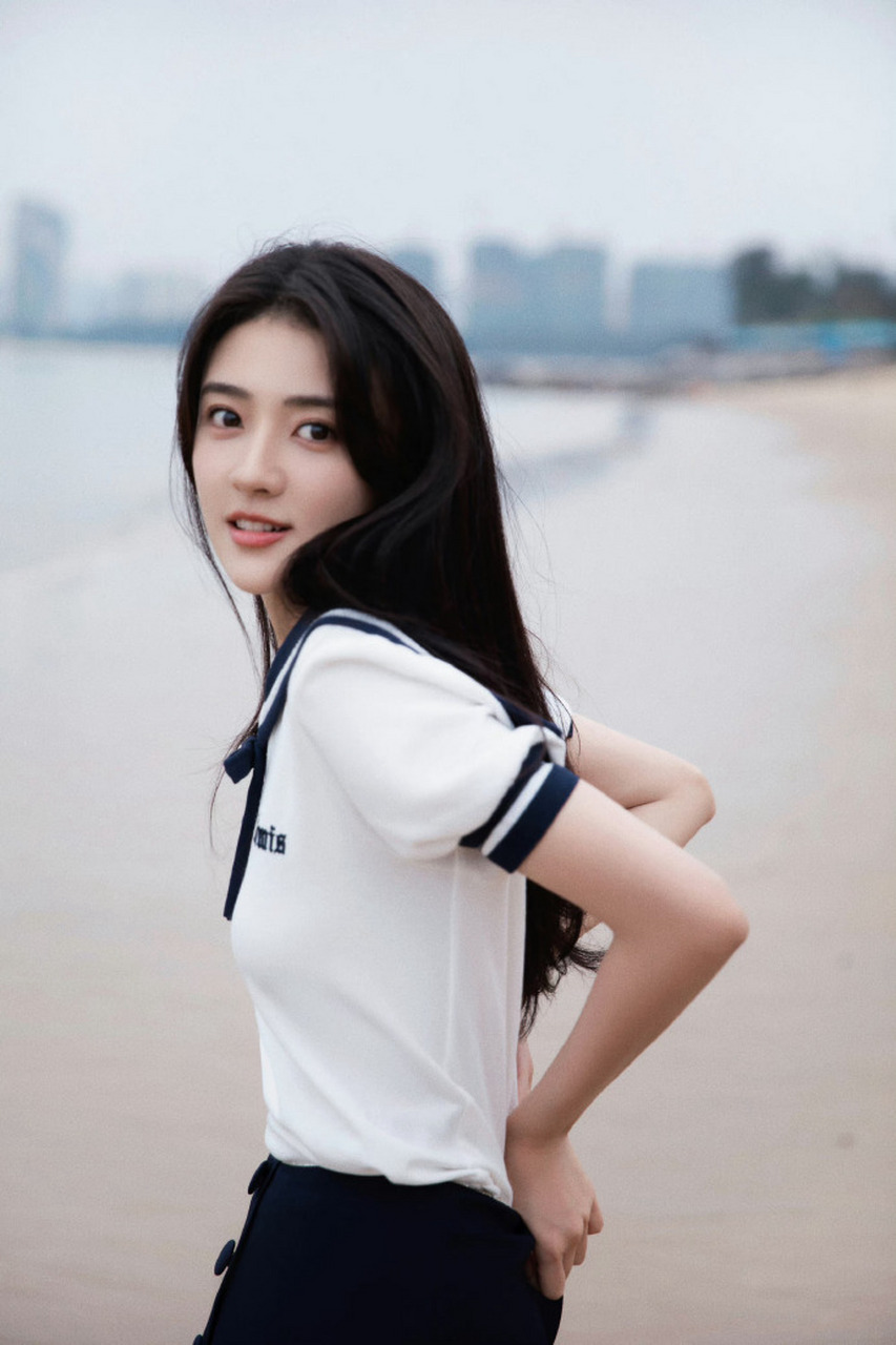 梁洁今日发布2组生日写真,第一套海边青春少女风,第二套蓝色多巴胺