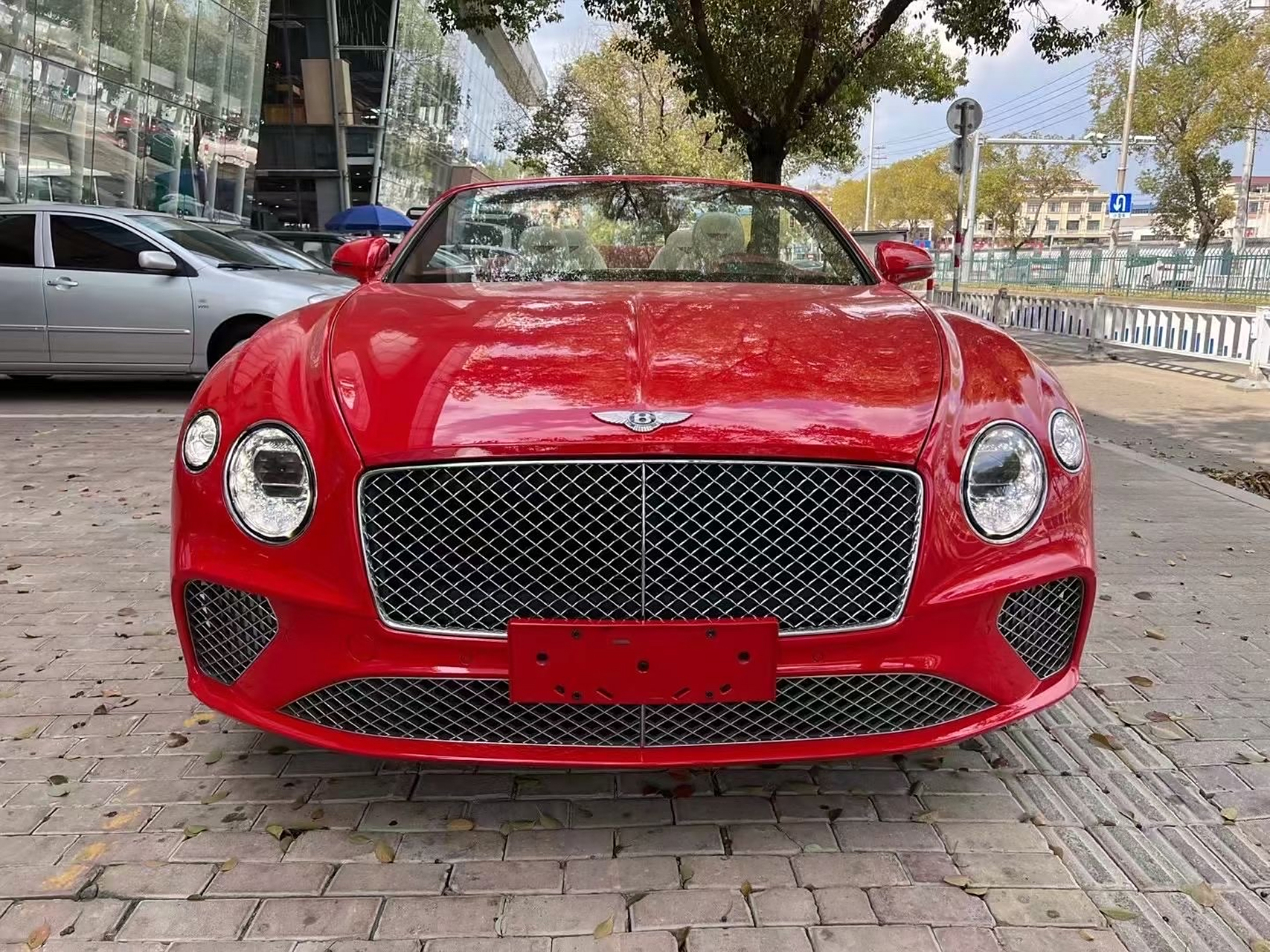 宾利欧陆gt w12 敞篷 20年6月上牌 6000多公里 红外红顶 白红双拼内饰