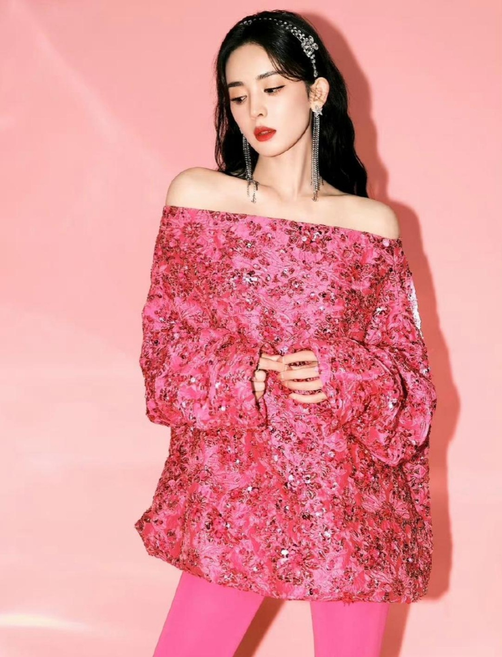看古力娜扎穿玫红色露肩短裙,时尚霸气,魅力无比!#古力娜扎# #娱乐