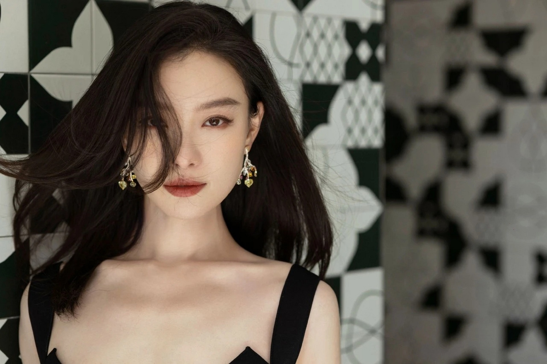 有瓜主曝光了倪妮和一个男子的亲密照,但所谓的绯闻对象其实是个姐妹.