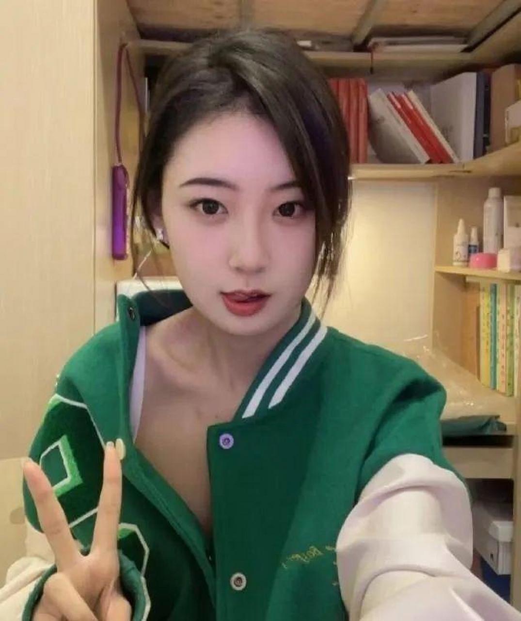 除了偷拍事件,张薇还涉及到网暴同学,学术造假,被扒到底裤都不剩了