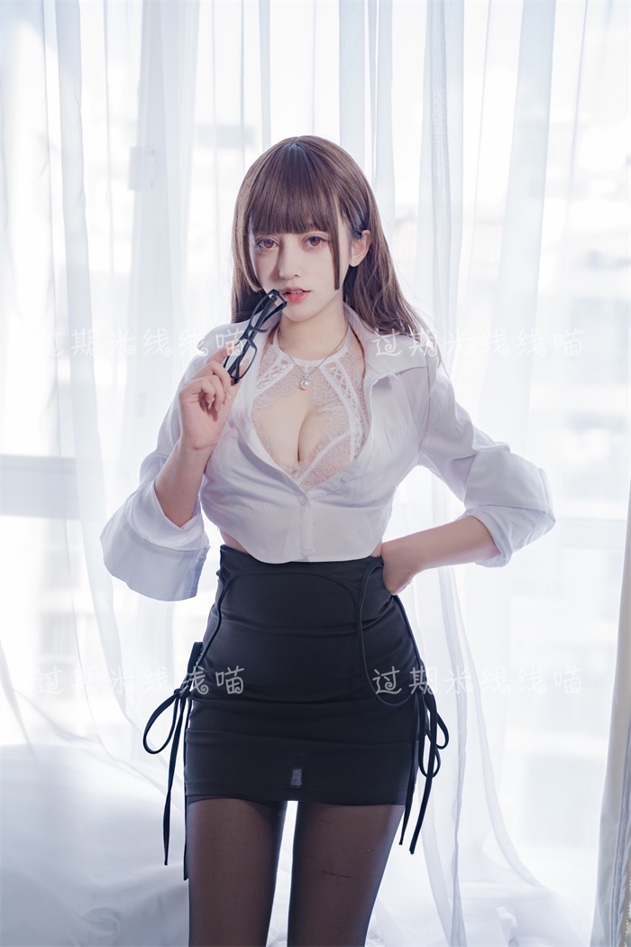 微博妹字@过期米线线喵 OL黑丝装 [40P/9MB]