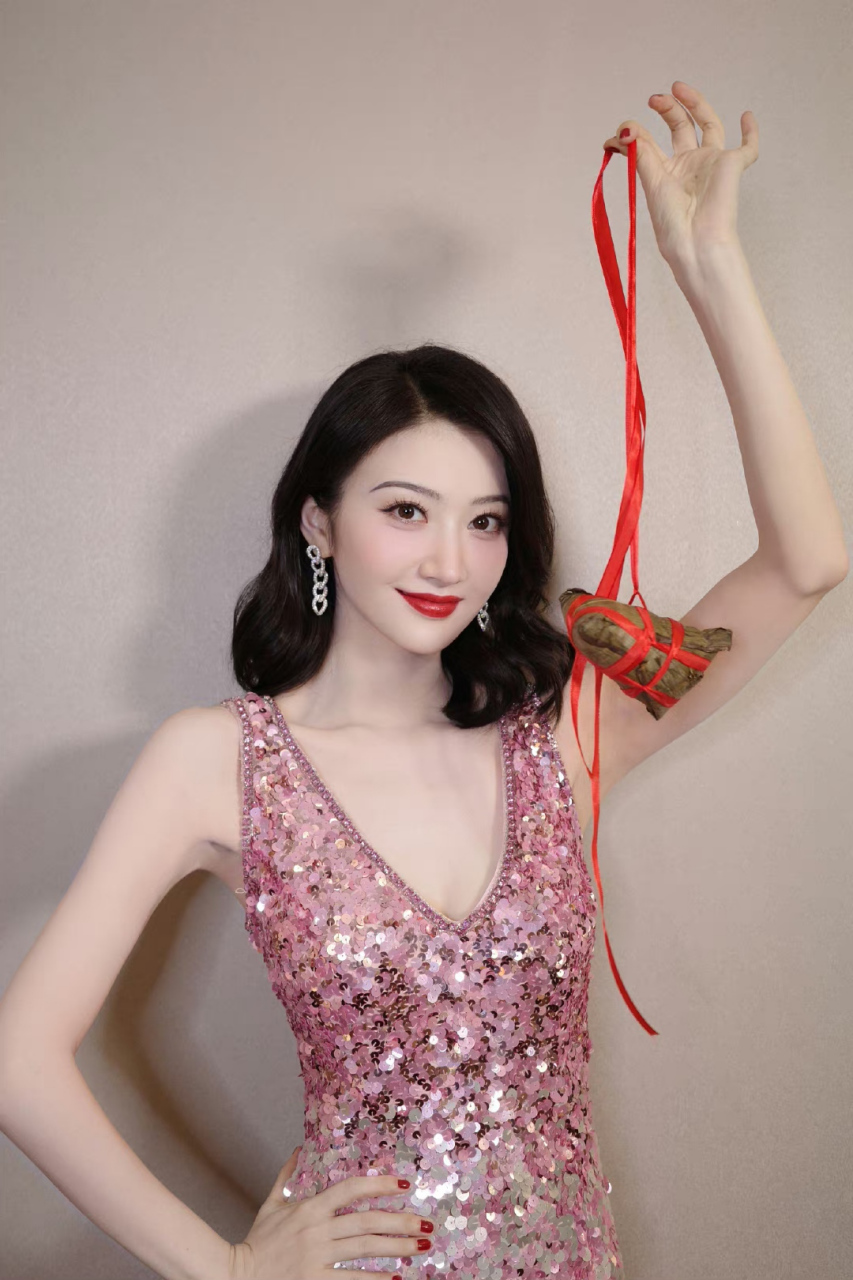 景甜# 一袭粉色亮片连衣裙,肤白貌美的容颜,白皙细嫩的肩颈线,丰满傲