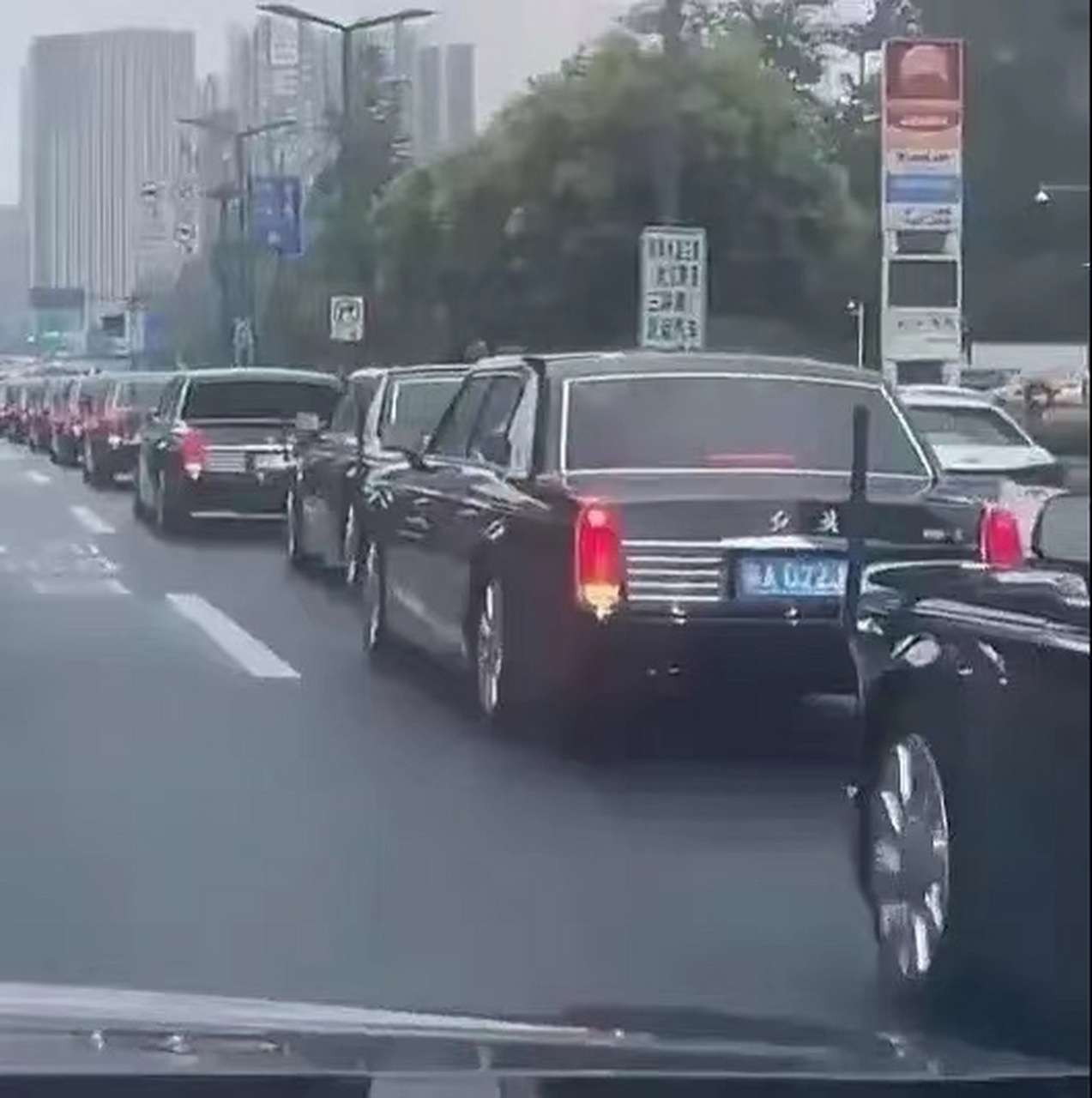 坐标成都剑南大道,京a牌照的红旗车太帅了,自带威严霸气!#成都