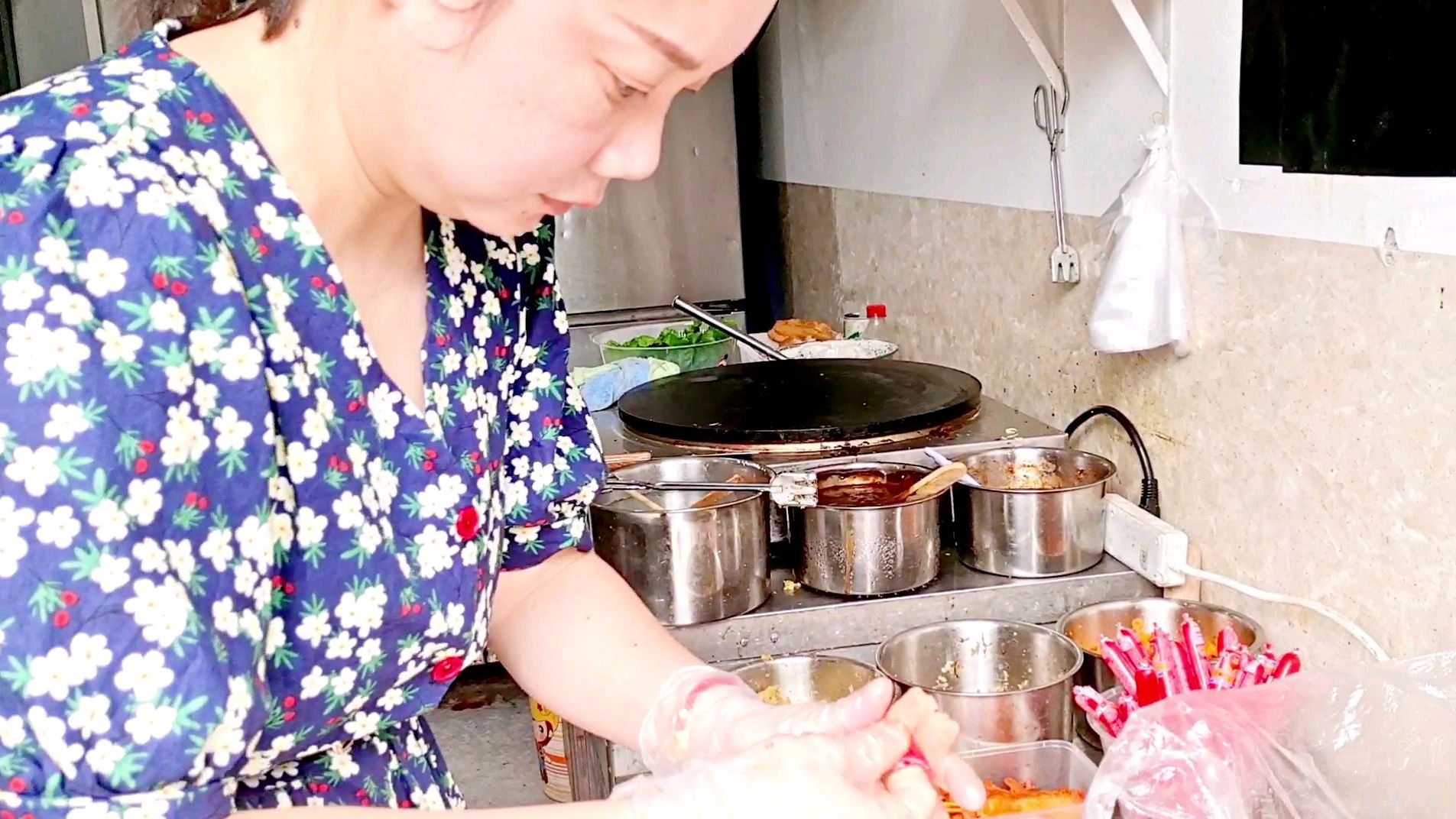 小吃店早餐卖鸡蛋饼,糯米饭团,老板娘每天忙不停,两个人没得空