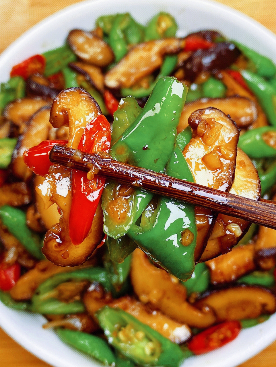 肉感十足的香菇吃起来太香啦～  所需食材: 香菇,青椒,蒜末,小米辣