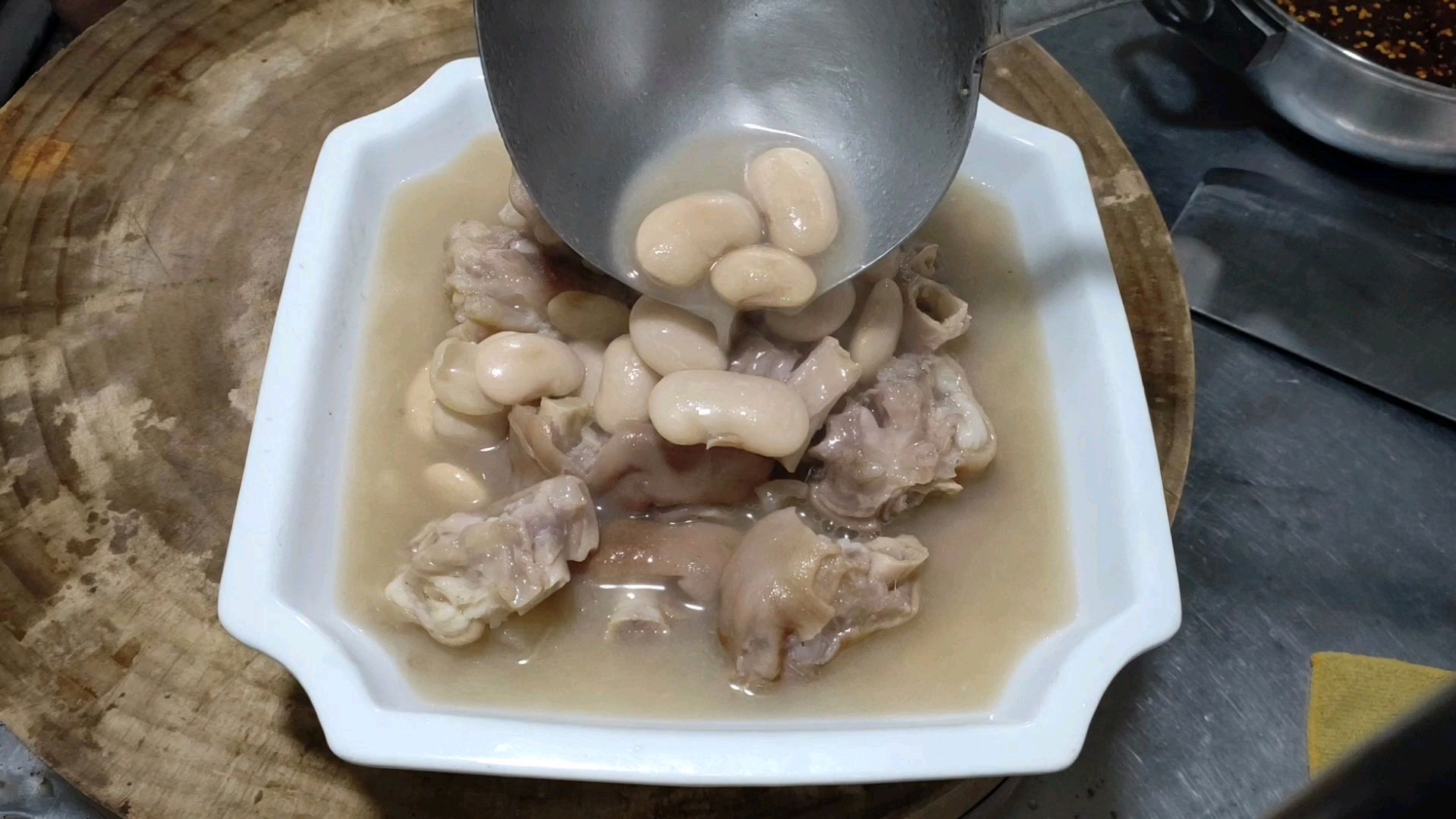 芸豆猪蹄 汤鲜味美 粑糯软烂 营养丰富
