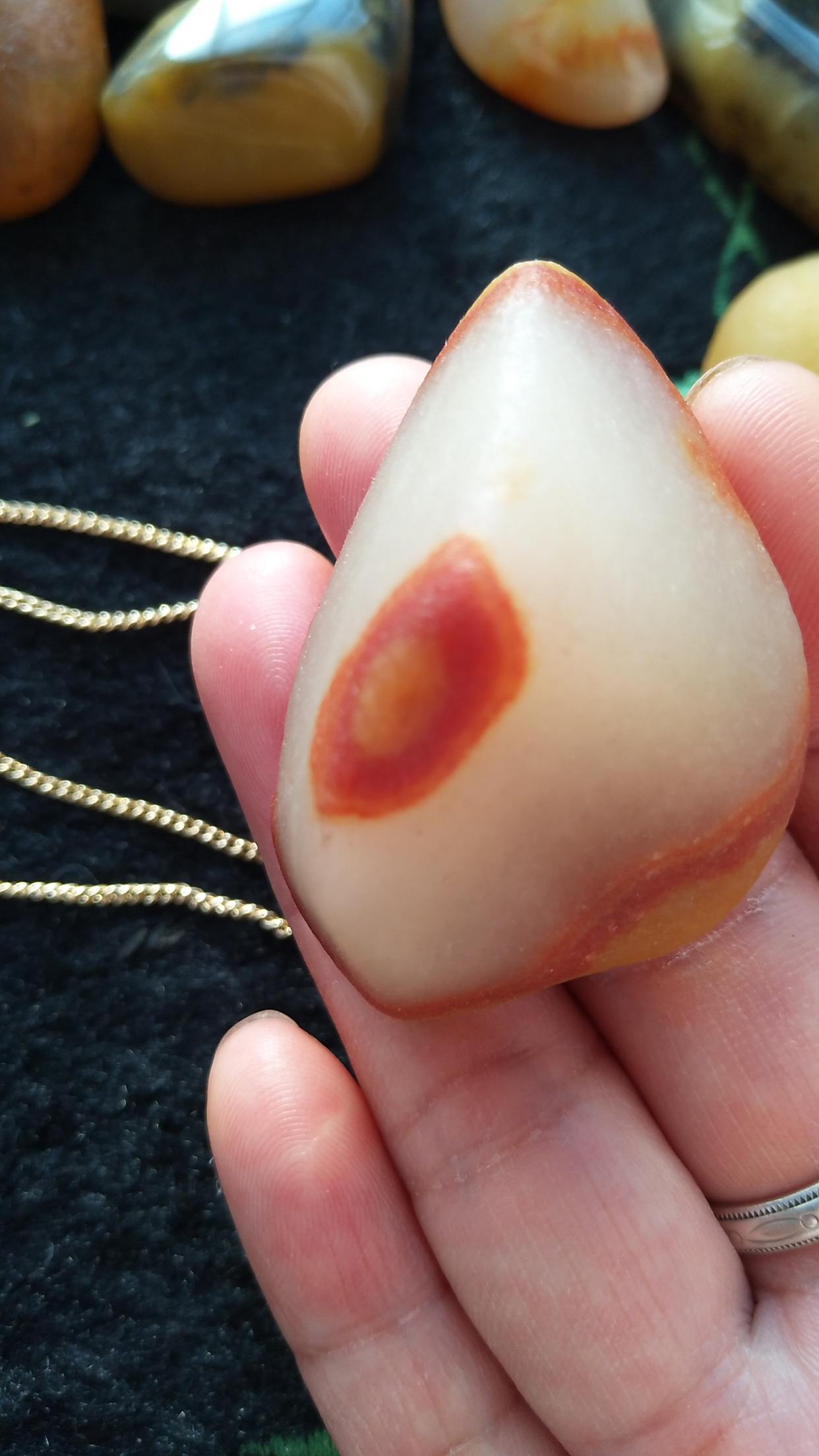 新疆戈壁滩上捡的天然玉石