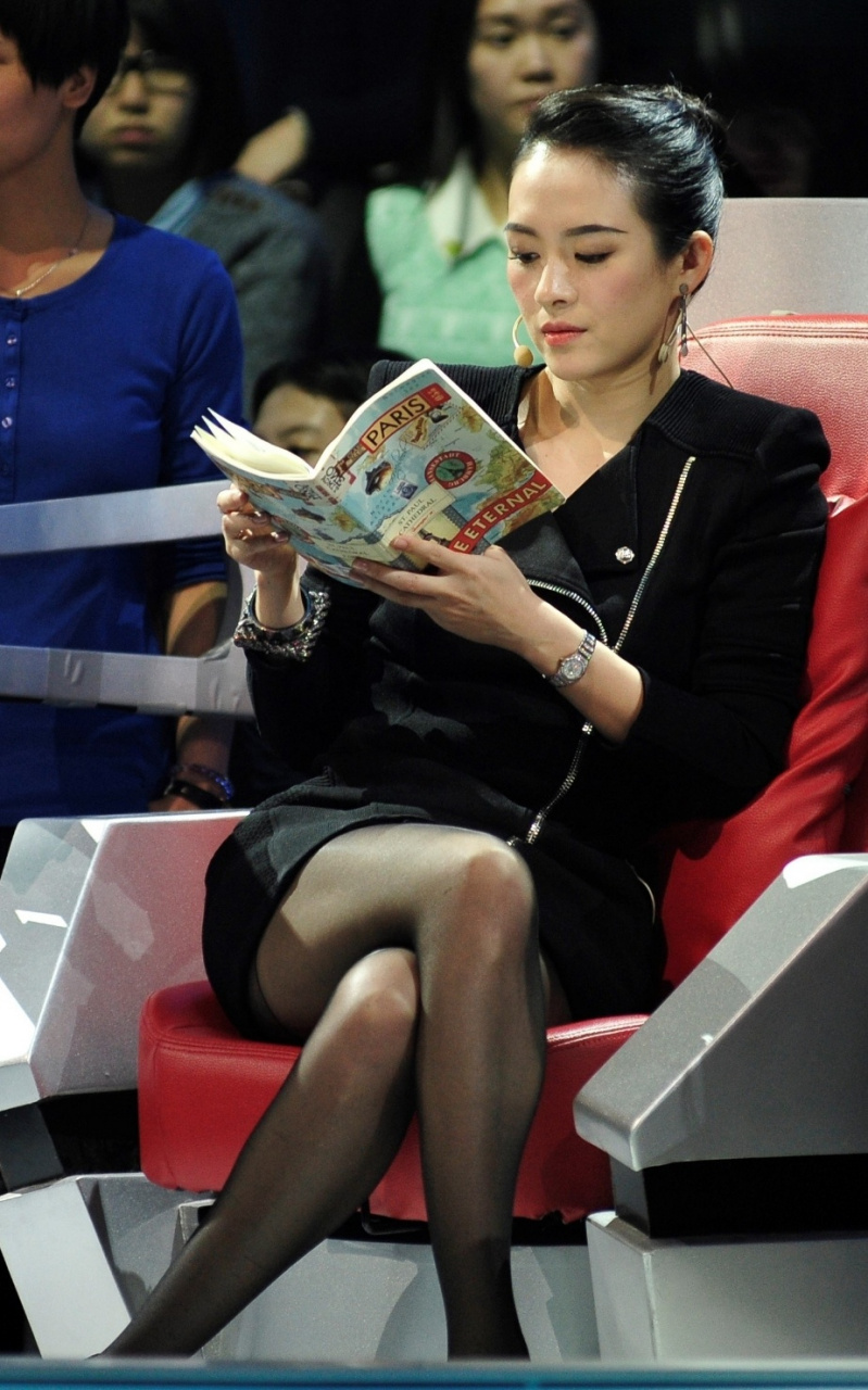 章子怡穿超短裙 显露黑丝袜跟