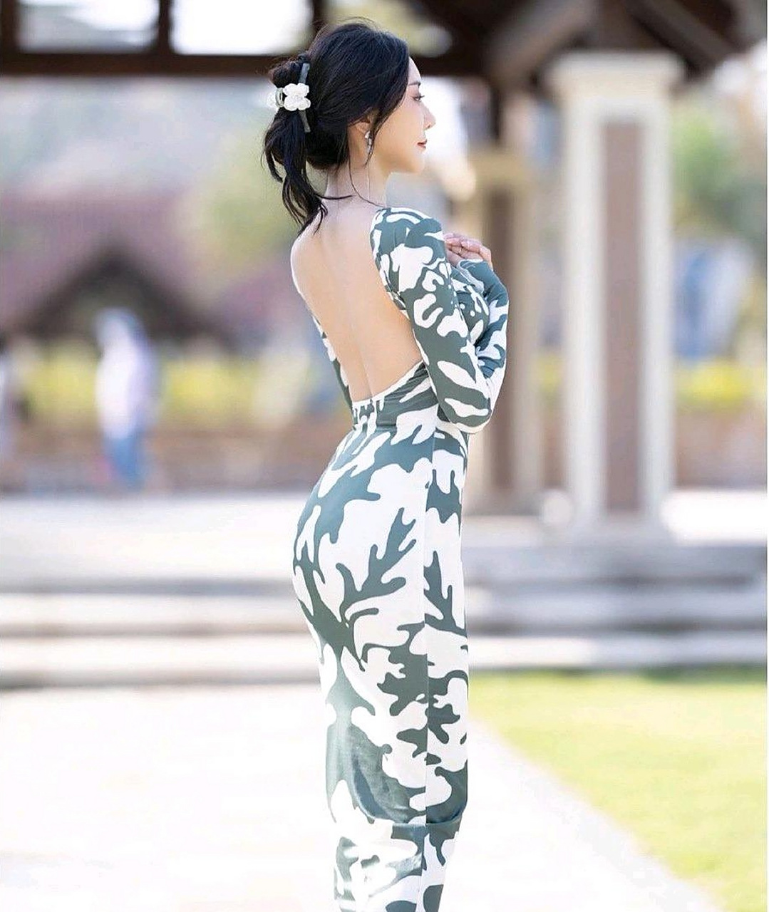 修身连衣裙太抢眼了,不但展现s线身姿而且凸显个性十足!
