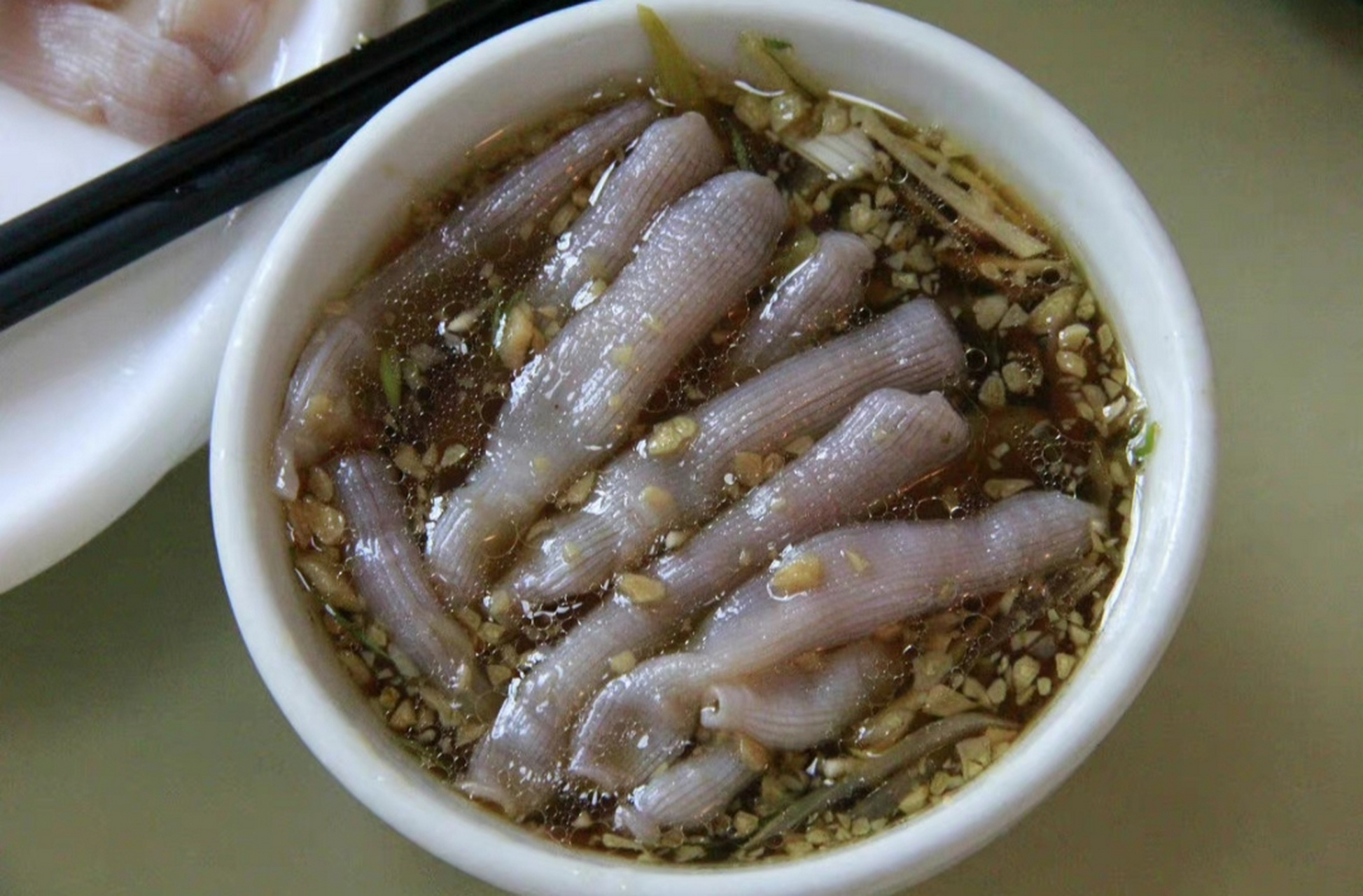 在网上查了一下才知道,土笋冻是软体的虫,不是硬硬的笋.