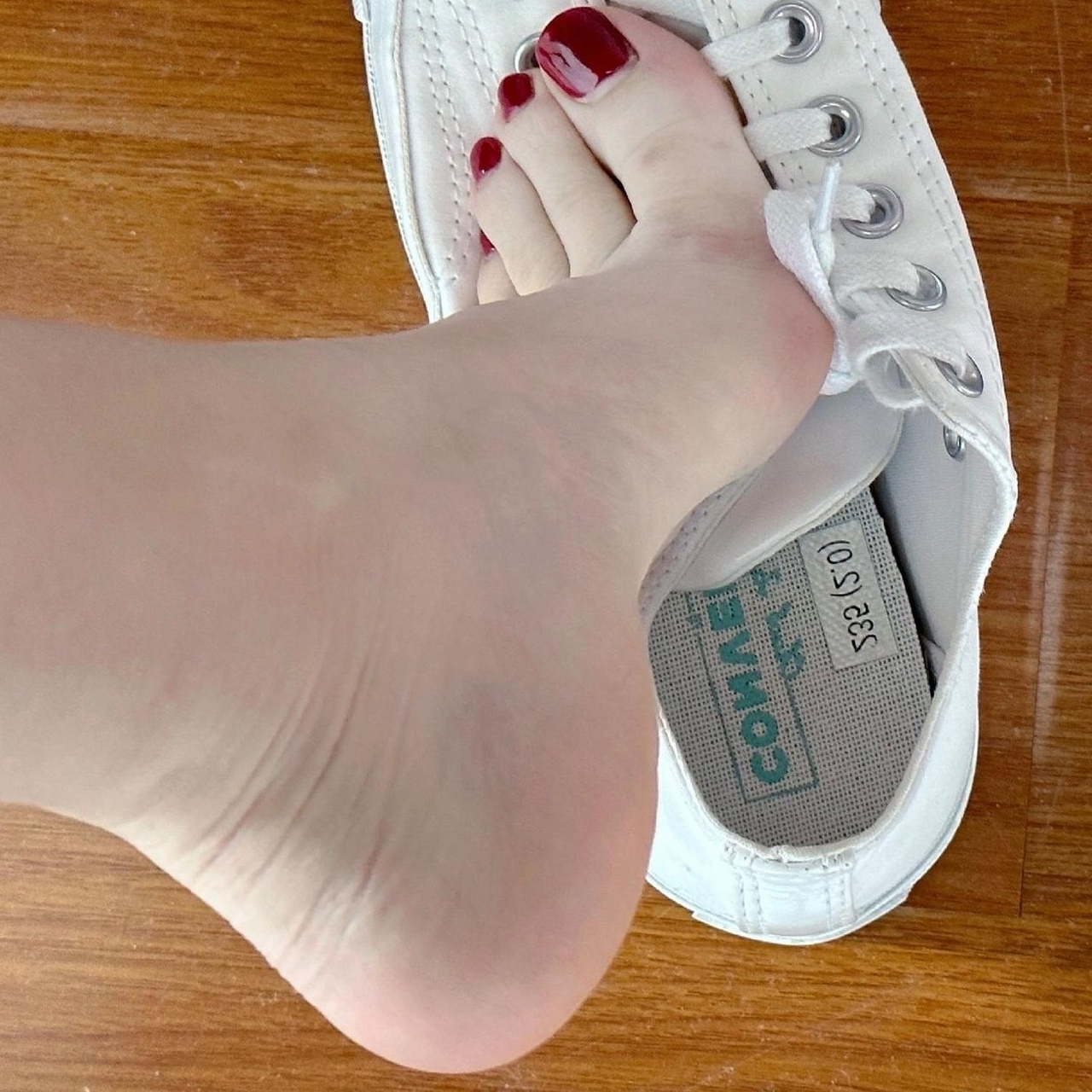 习惯了穿高跟鞋就不适应平底鞋了 #最美脚丫# #美脚