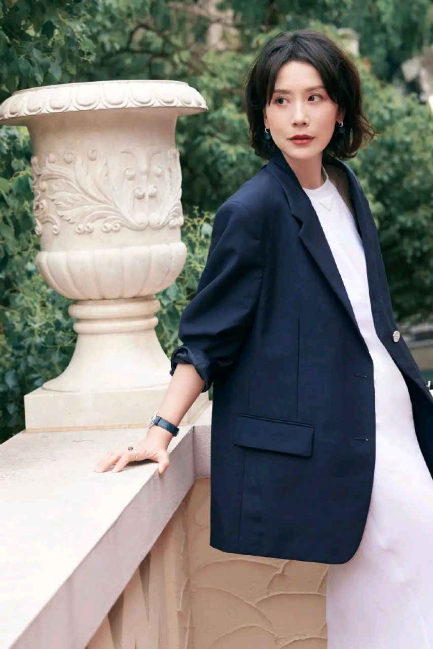 最近海清在上海出席活动,她这次搭配的非常靓丽,气质也极为出众,像个