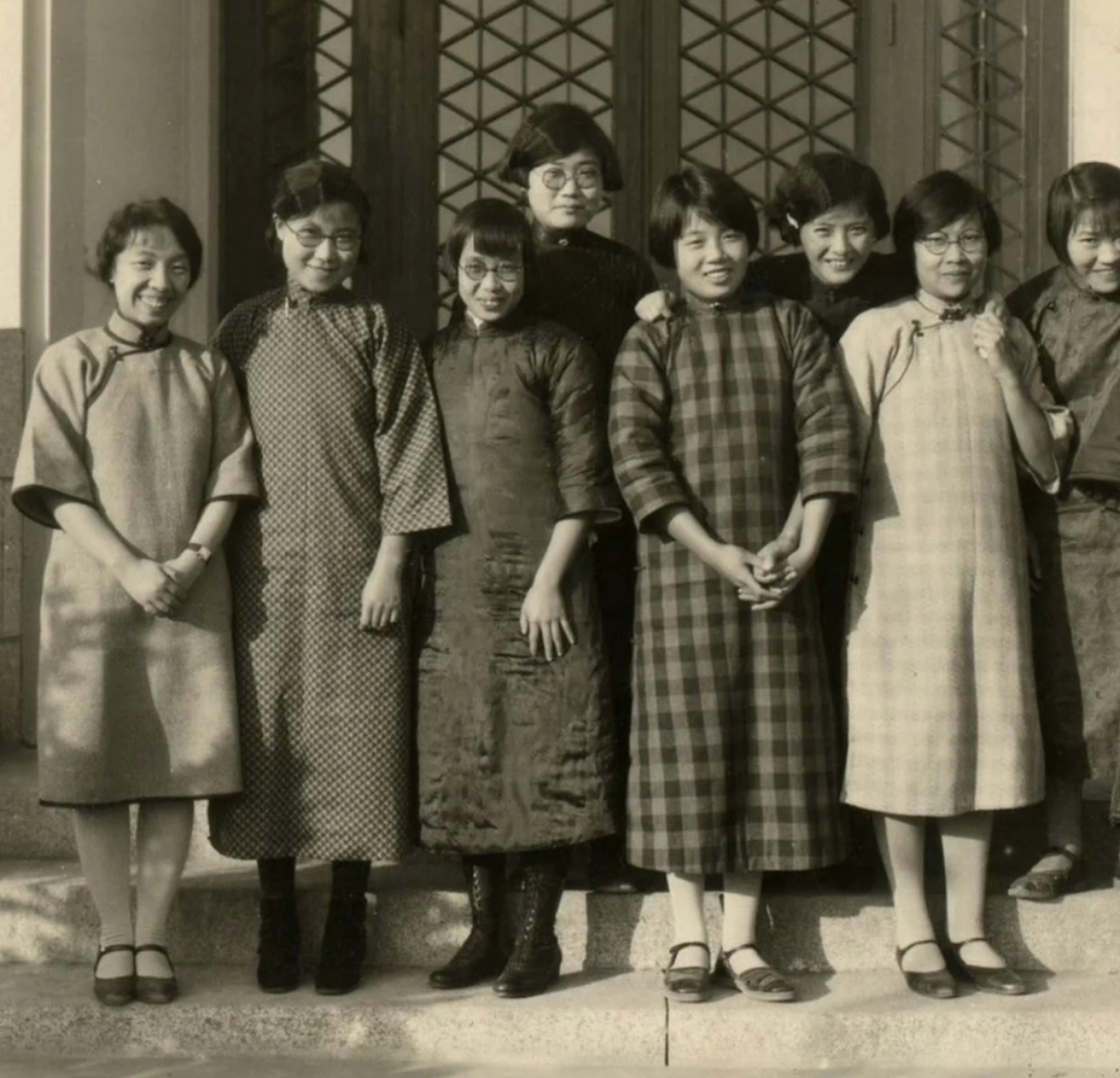 历史老照片,1920年,燕京大学家政专业的学生合影!