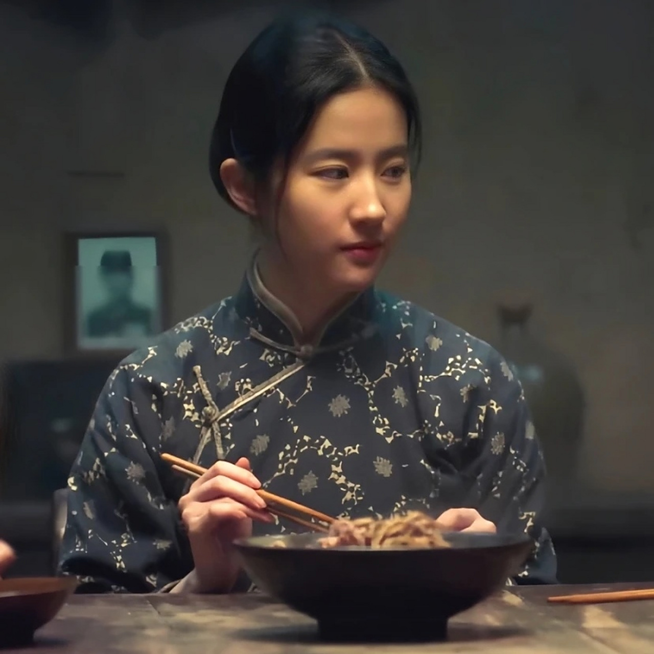 刘亦菲果然是个披麻袋都能美得离谱的仙女,这身衣服根本就掩盖不了她