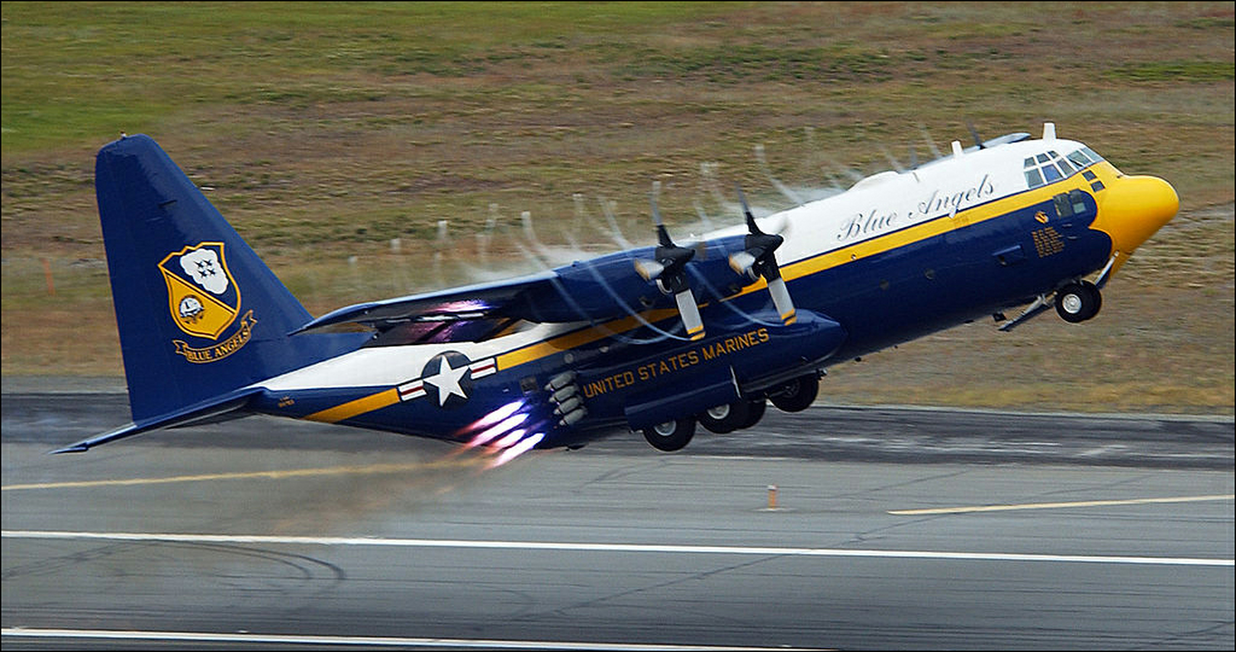 会喷火的运输机 c130大力神运输机加装大推力助推火箭帮助其以更快的