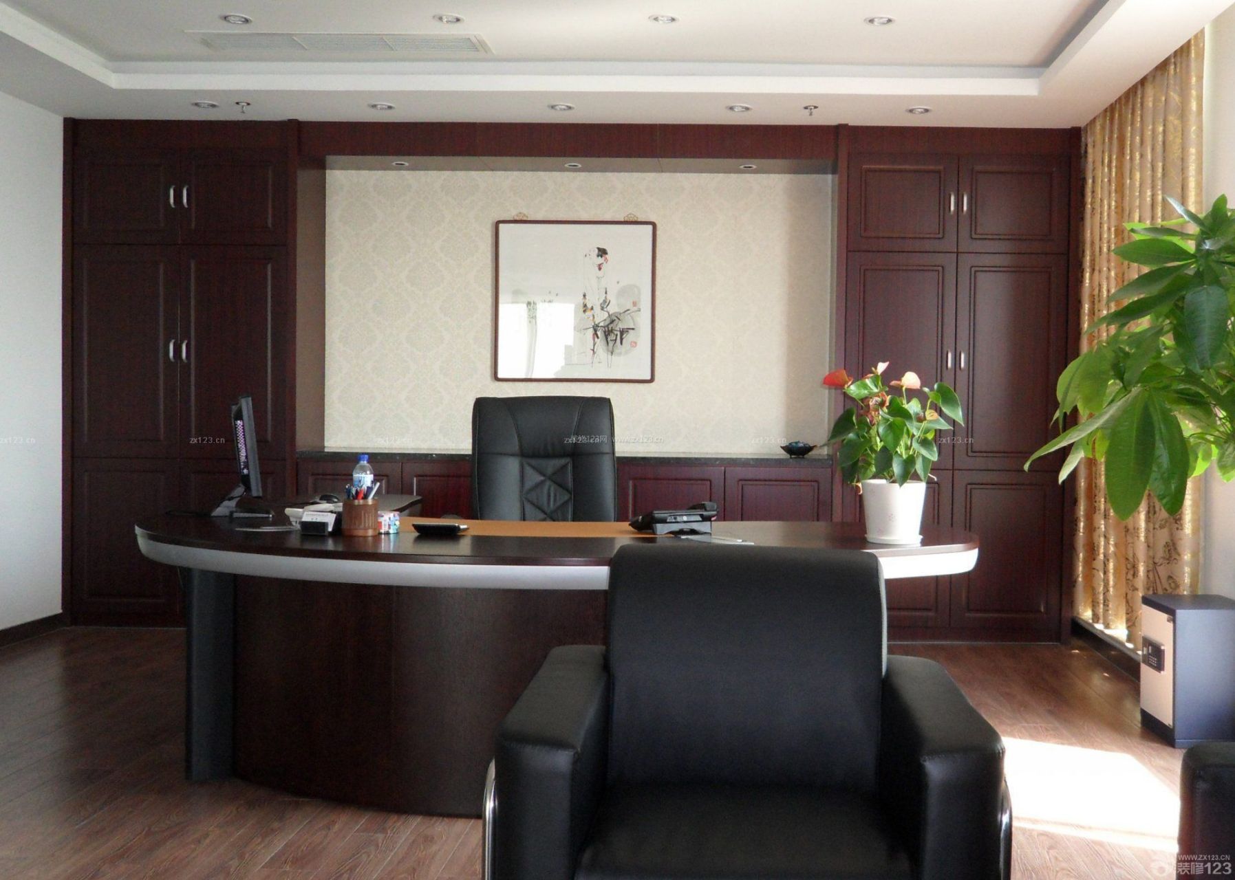 办公室写字台摆放有何技巧 无论是政府高官或是基层领导,无论是小店