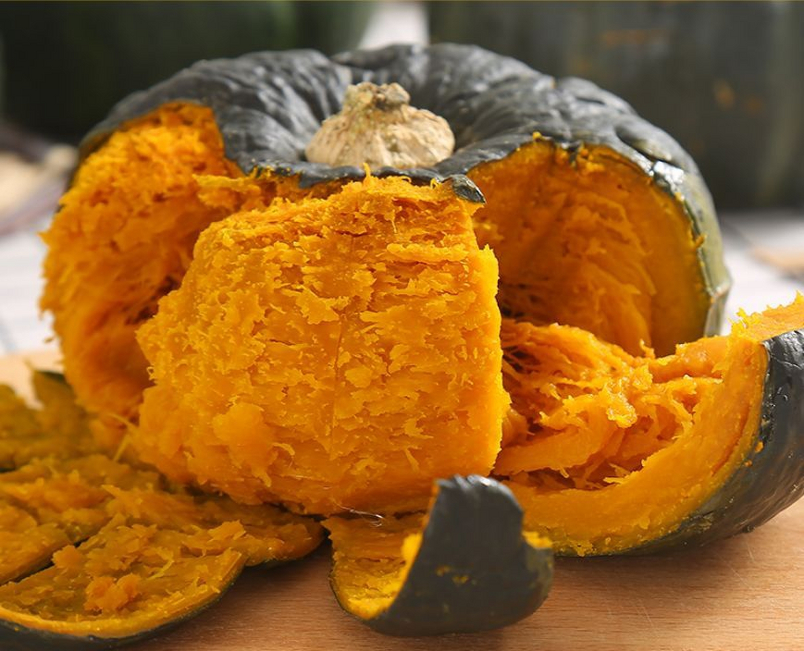 作为南瓜的一个品种,个头小,颜色深,身上的各色小条纹状坑纹,一眼