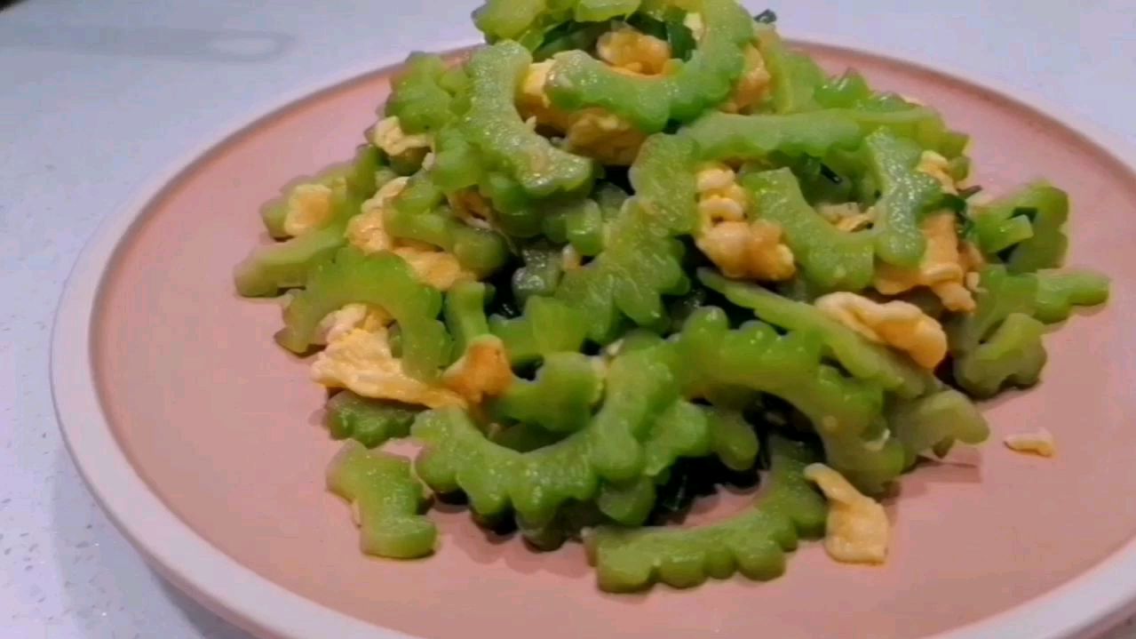 苦瓜炒蛋,按照这个方法做,苦味明显减少,鲜味明显增加,很好吃