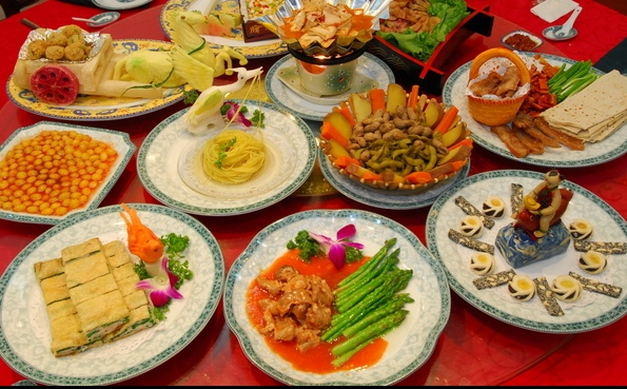 曲阜孔府宴是孔府接待贵宾,袭爵上任,祭日,生辰家日,婚丧喜寿时特备的