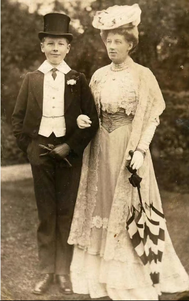 1907年,爱德华时代的英国,一对上层社会的母子.