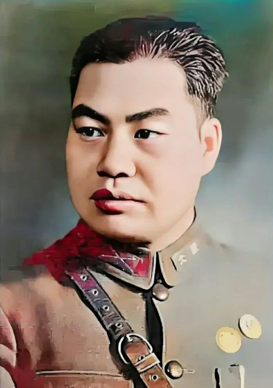 照片中这位威风凛凛的将军便是抗日名将王甲本,他牺牲时身中32刀,堪称