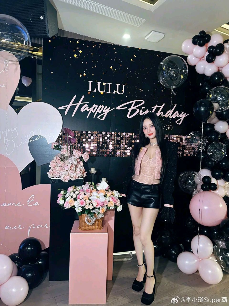 李小璐不是离婚了吗 谁送她这么大一束玫瑰花啊 就连出轨的男生不也打