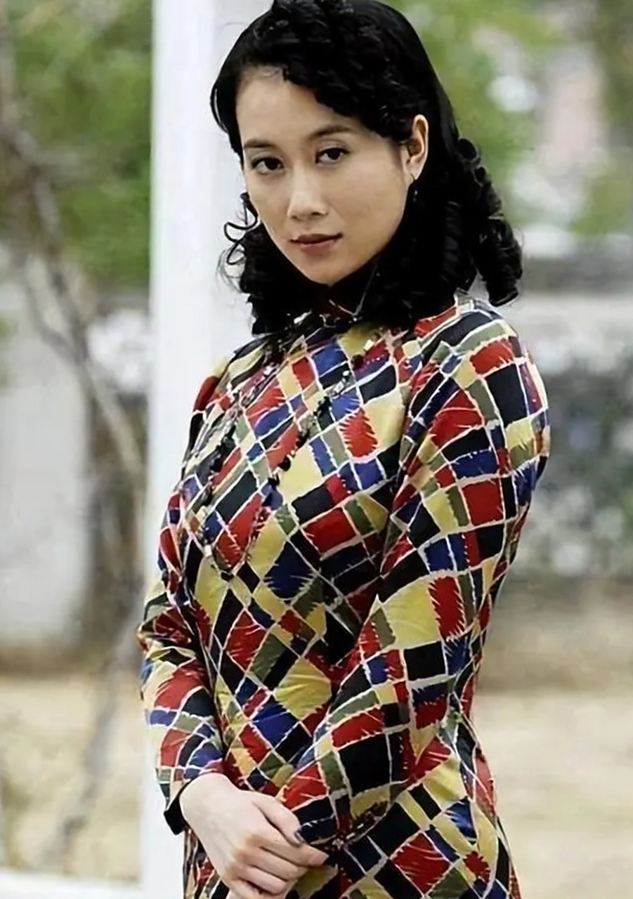 进入娱乐圈20年的温峥嵘,在《浮华背后》中饰演了英姿飒爽的警察,在《