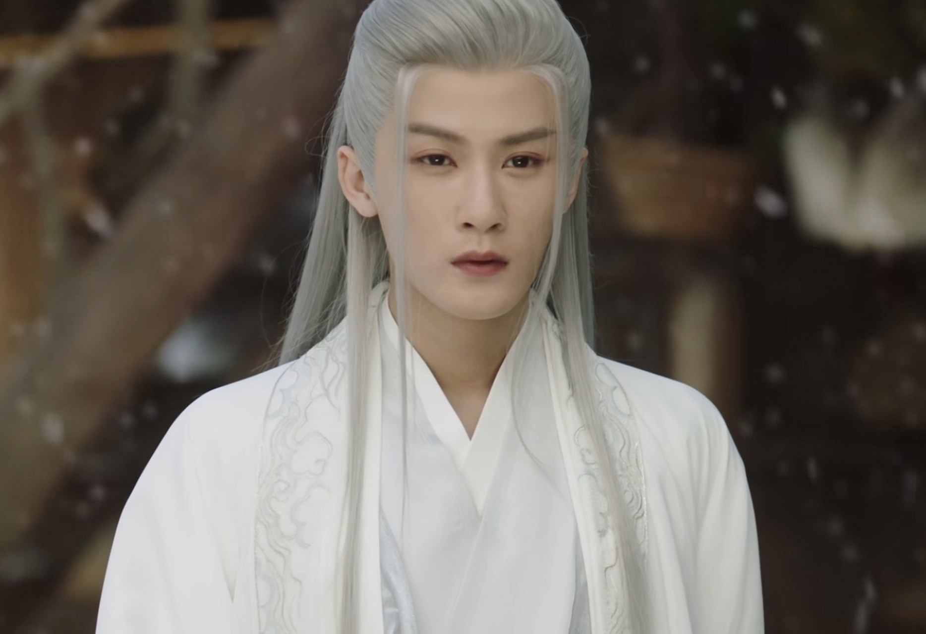 外人觉得相柳常穿白衣,是因为奇怪癖好,其实,不过是他想要活下去的一