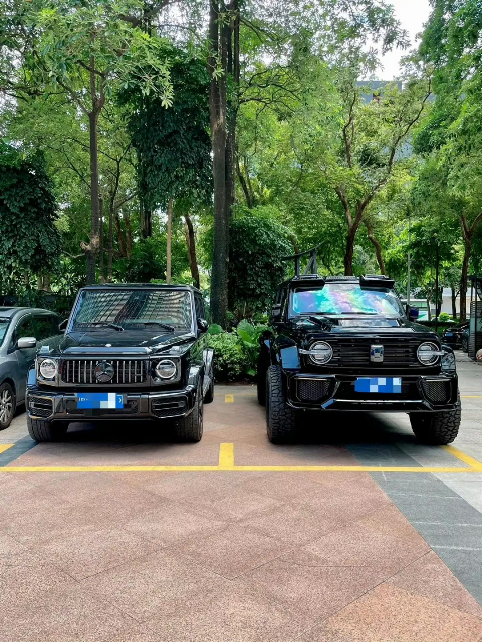 奔驰大g和坦克300并排停,谁的气场强大?