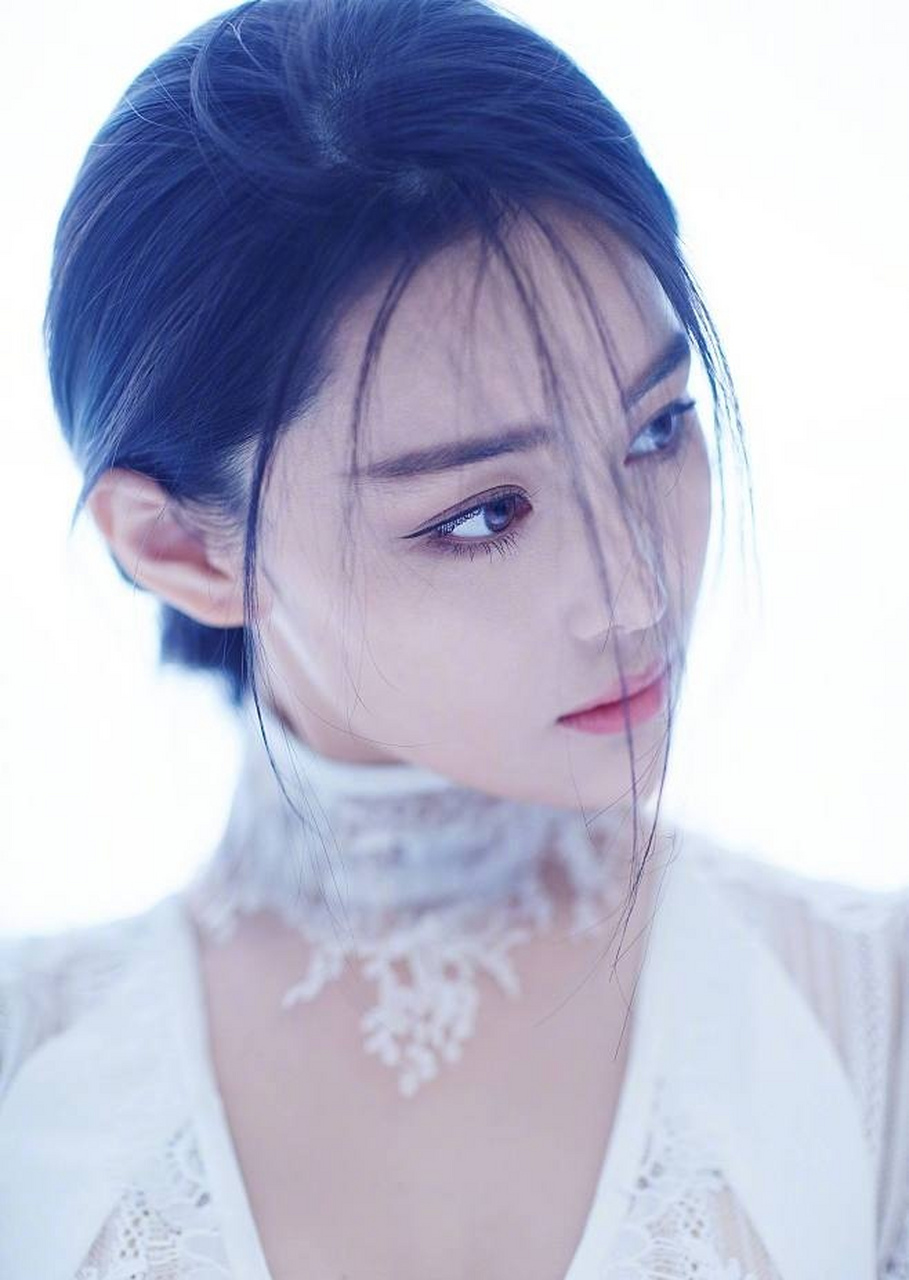 张馨予拍摄的芭莎杂志封面,头披着300颗钻石的装饰,真的太美了.