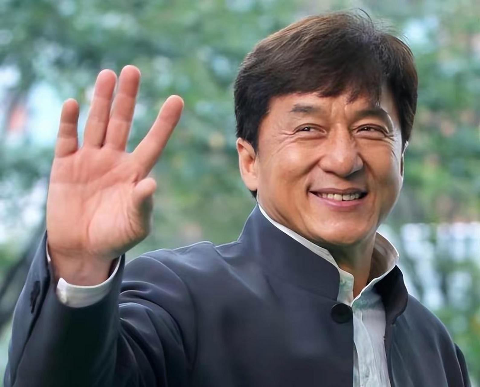 68岁成龙现身少林寺宣传新电影,走路不稳踉踉跄跄,健康引担忧