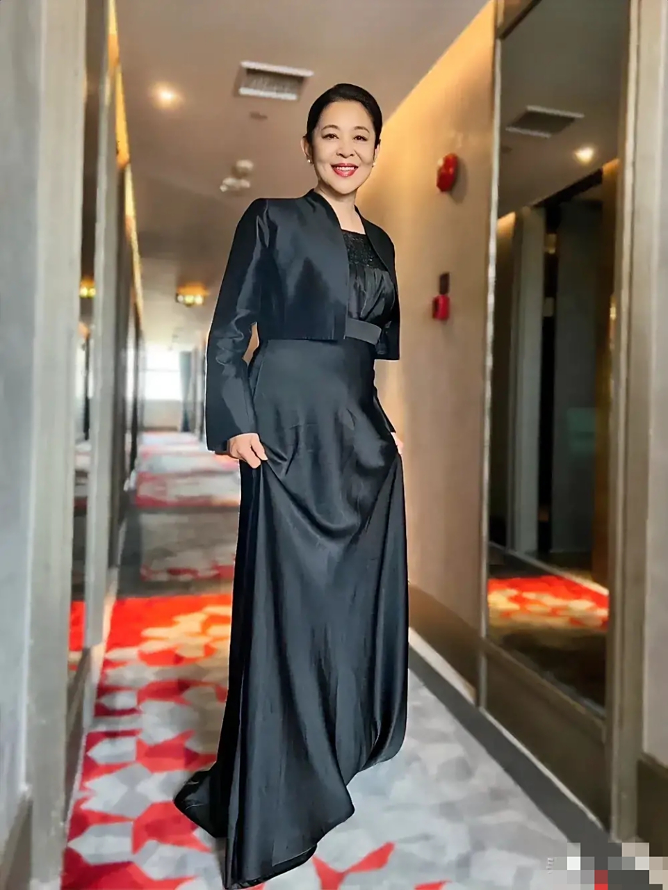 相反日前现身的陈红,相比倪萍小了十岁却满脸的沧桑