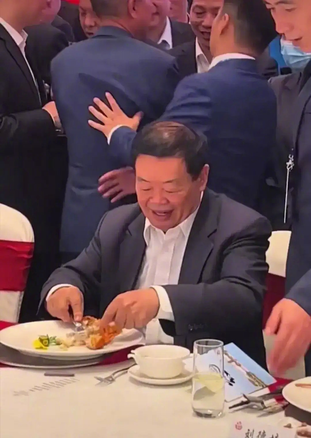 喜欢美食的曹德旺受美食的诱惑顾不上和其他企业家攀谈