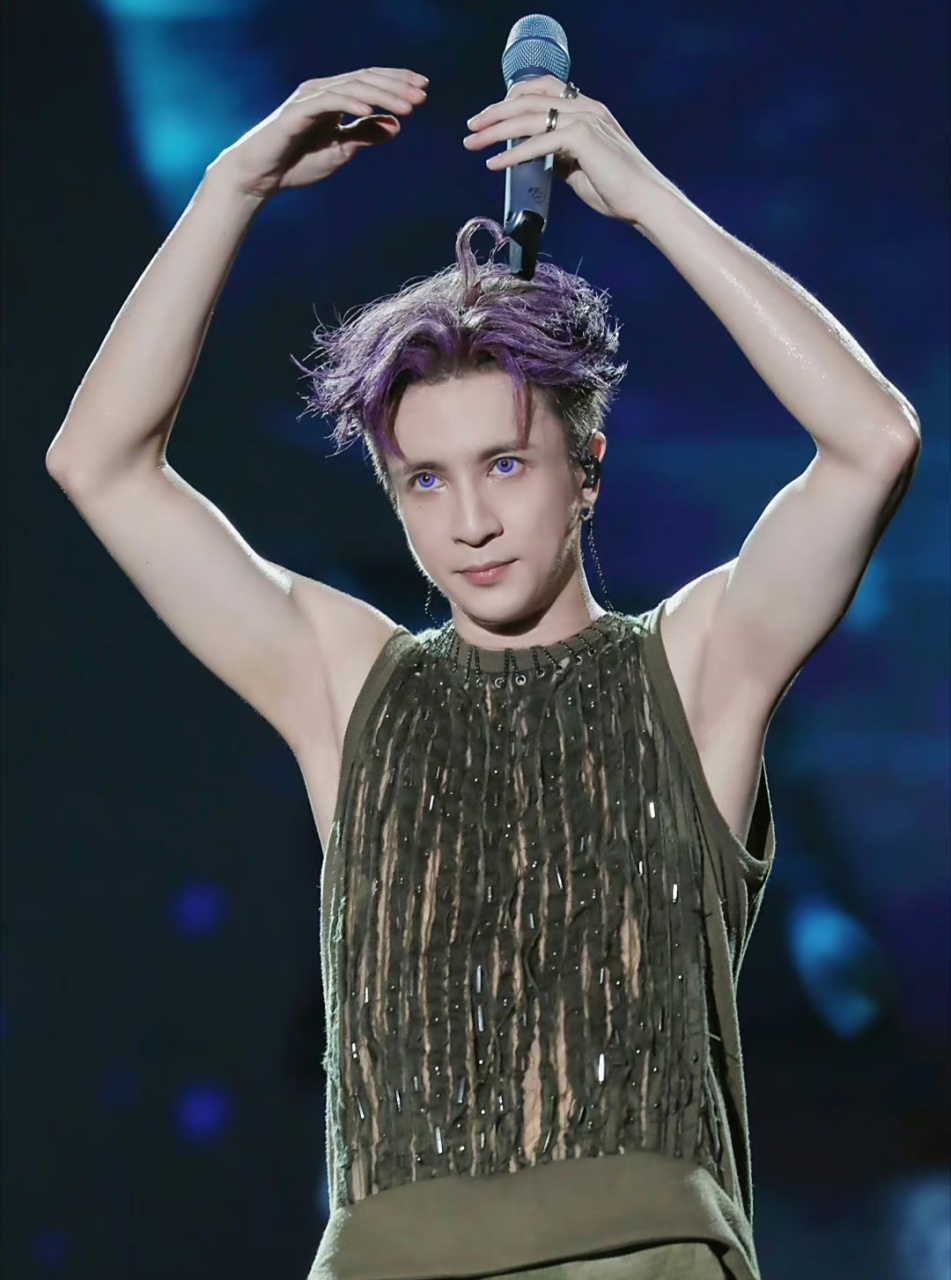 薛之谦多巴胺发色,演唱会每场造型都不一样,都是经过精心设计的 简直