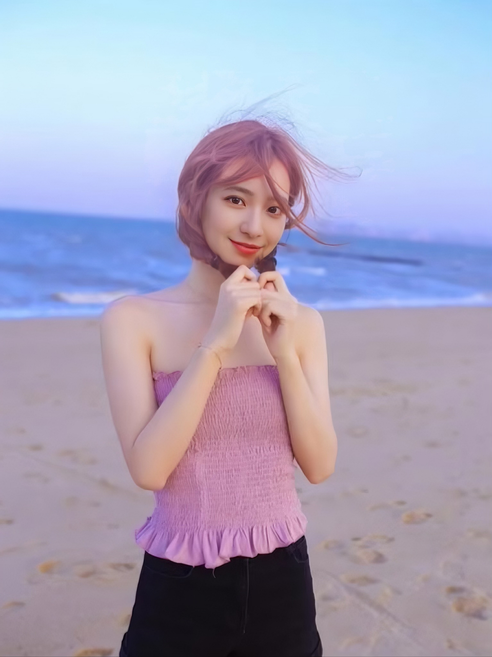 学院的校花哪都好,就是肚子太平坦了