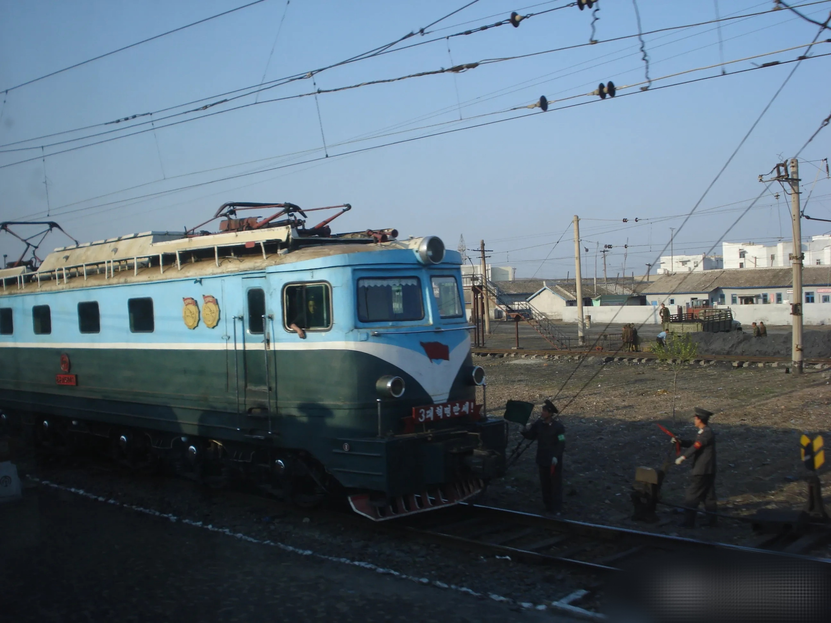 朝鲜的铁路运输还是很发达的,得益于制度的优越性,朝鲜公路很少,但是