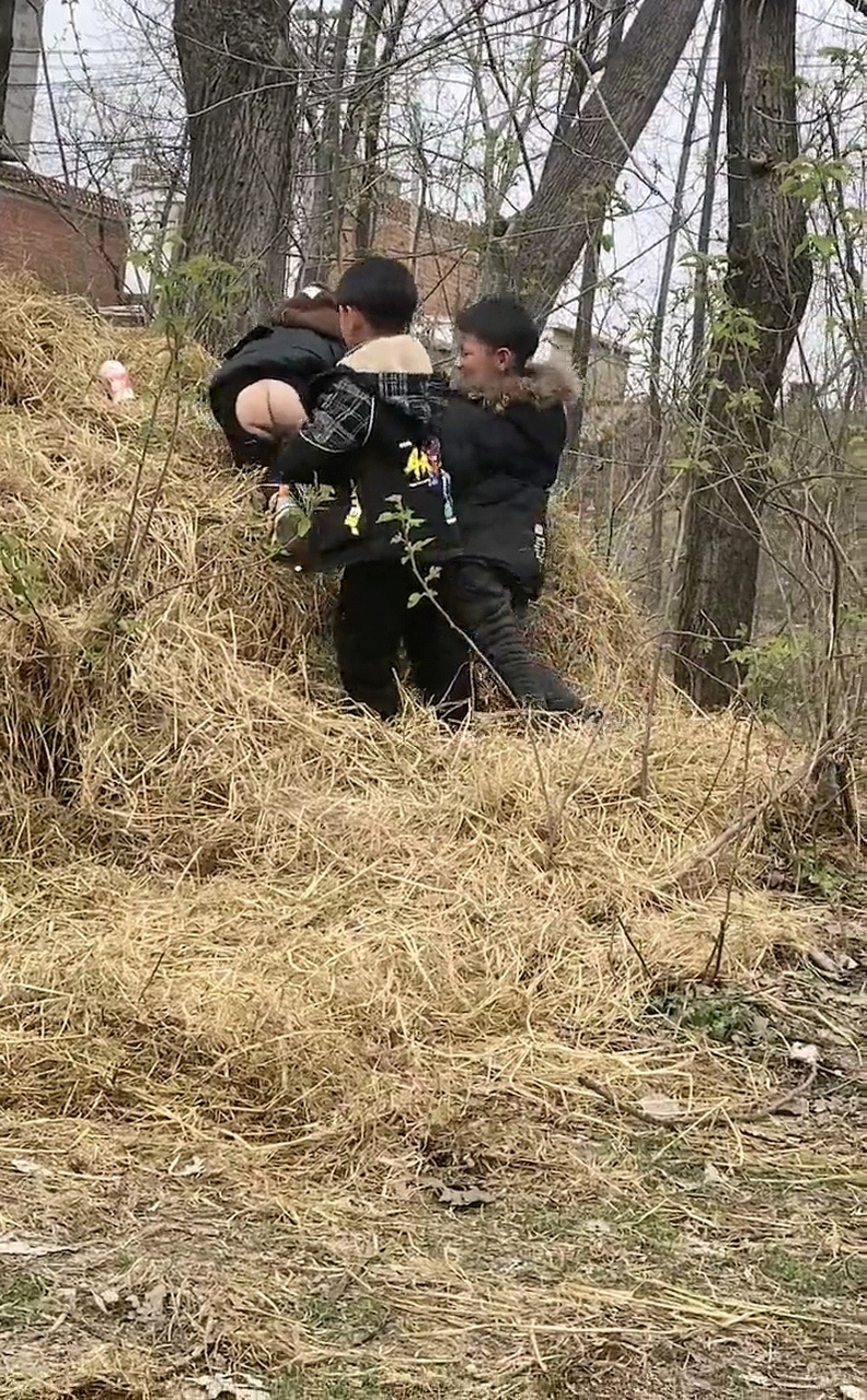 小朋友穿着开裆裤在这里玩,怕是有点扎屁股吧!
