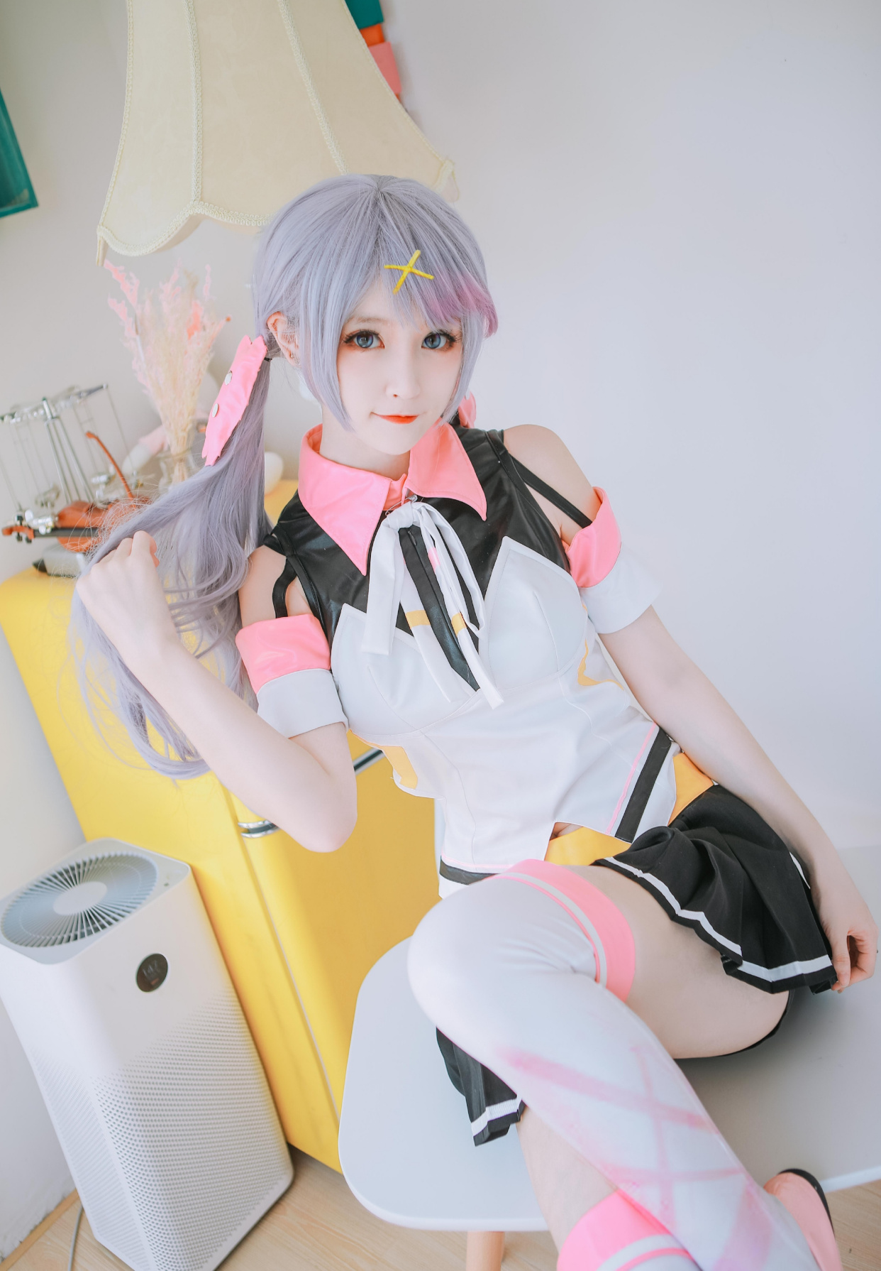 cosplay:把银色长发梳成单边侧马尾的jk少女,配过膝白丝袜,好美