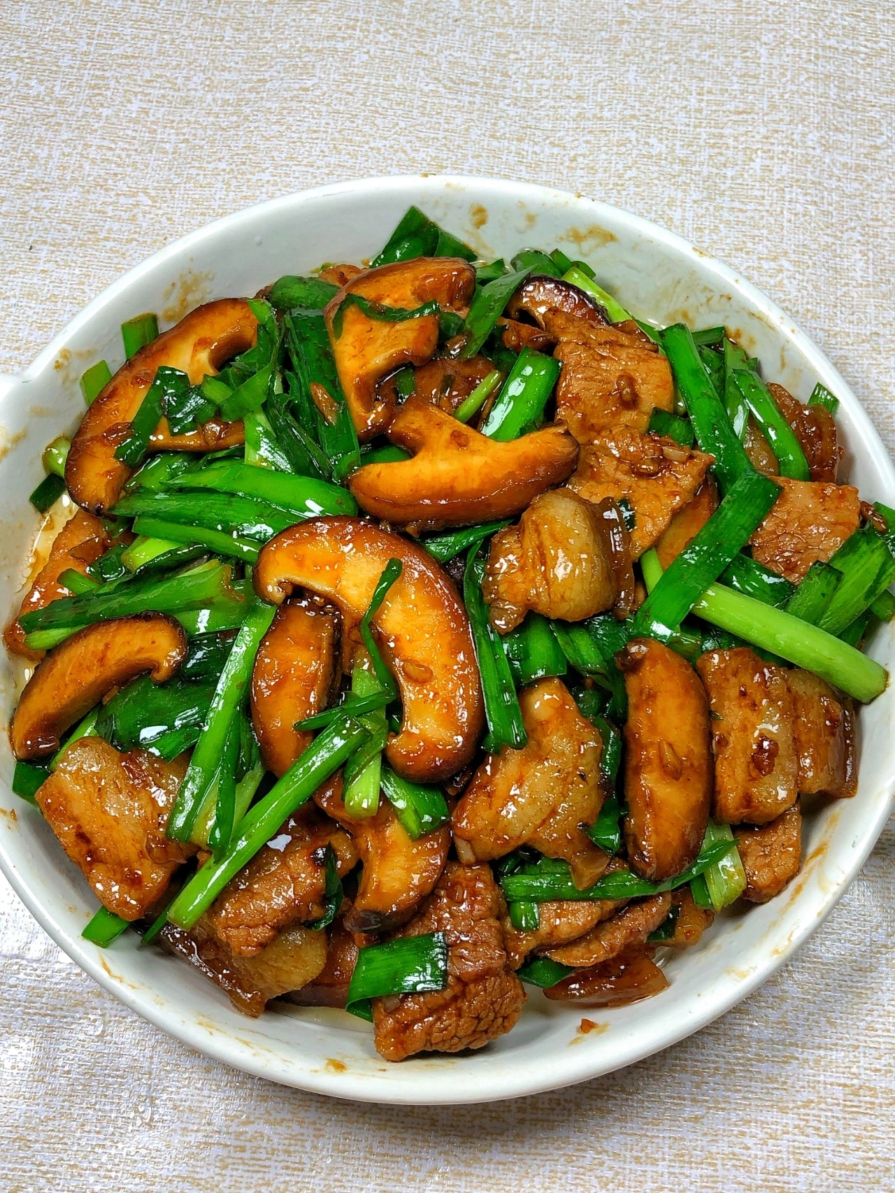 香菇韭菜炒肉,好吃是好吃,就是有点废米饭