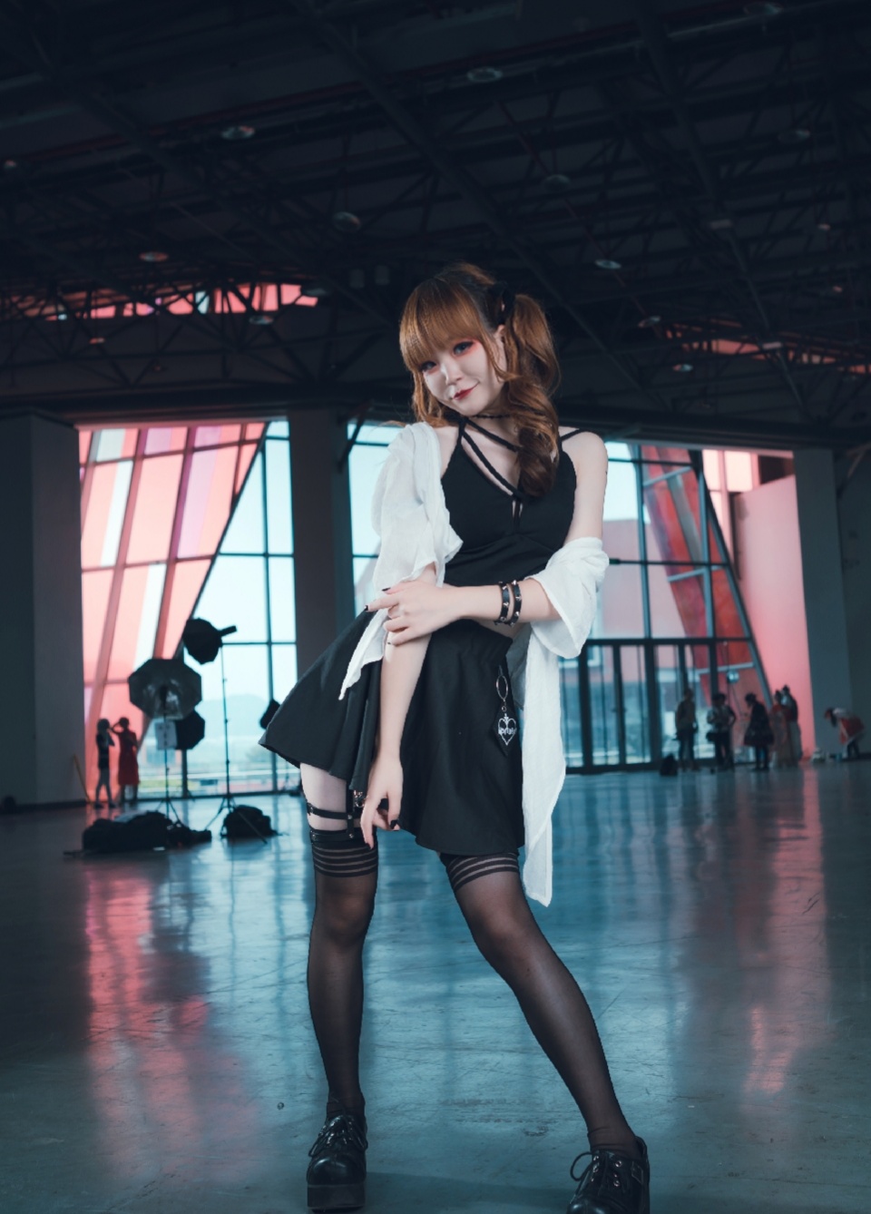 漫展上看到一位拍场照的"黑丝"萌妹子,姿势还挺多,有点可爱哦