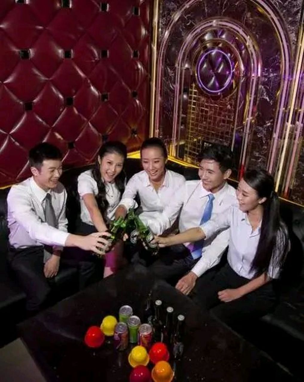 ",浙江杭州,3名女孩去ktv点男模陪唱一夜,结束后给男模500元小费,不料